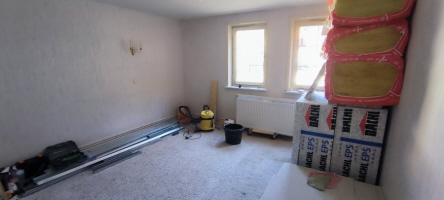 Das Wohnzimmer dient zur Zeit noch als Materiallager.